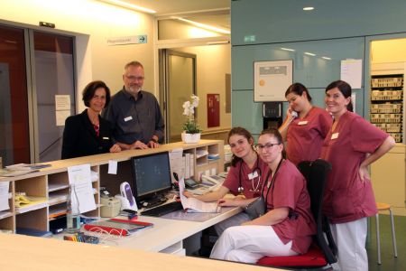 zu sehen sind Auszubildende beim Johannisstift während der Arbeit, bei der Petra Münstermann vom Bildungs- und Integrationszentrum und Markus Beninca von der Agentur für Arbeit sie begleiten dürfen